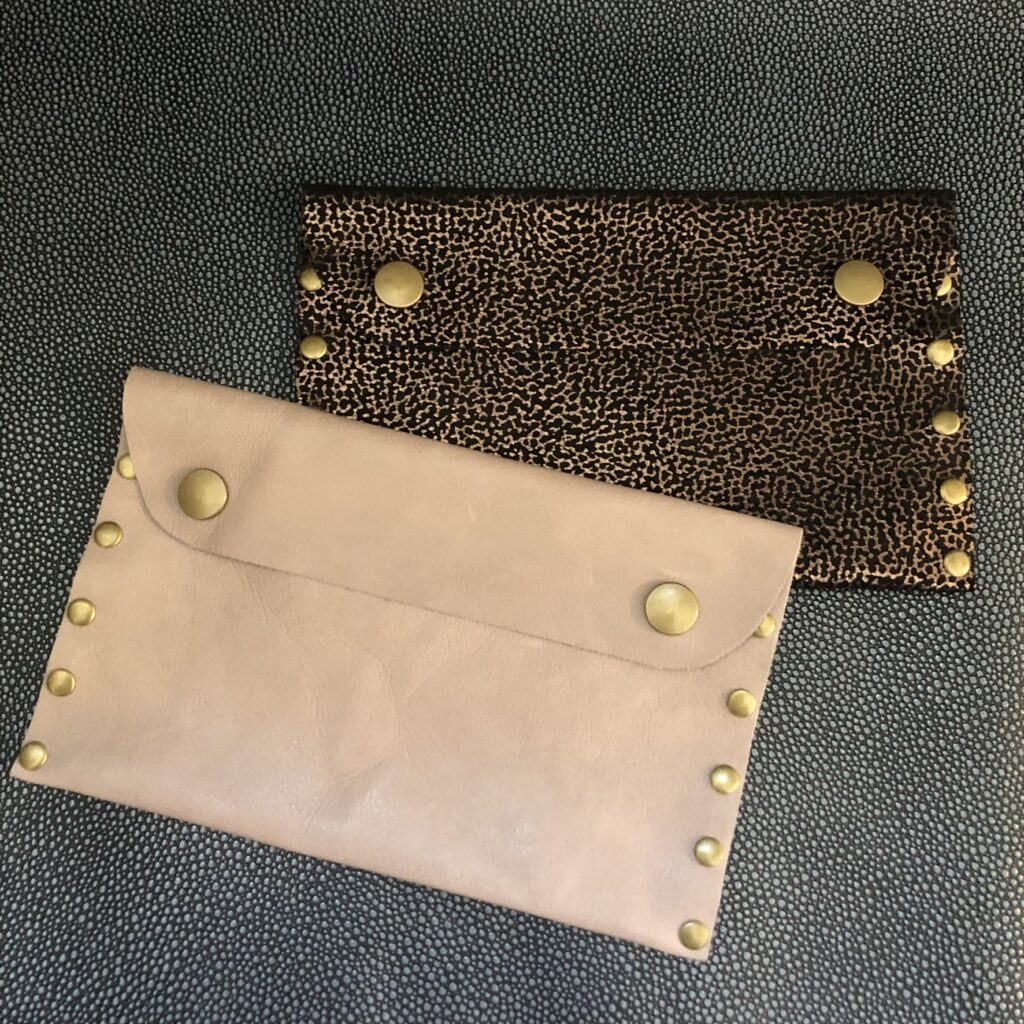 cuir, artisanat, fait main, boutons pressions, etui, porte monnaie, rivets, assemblage à la main