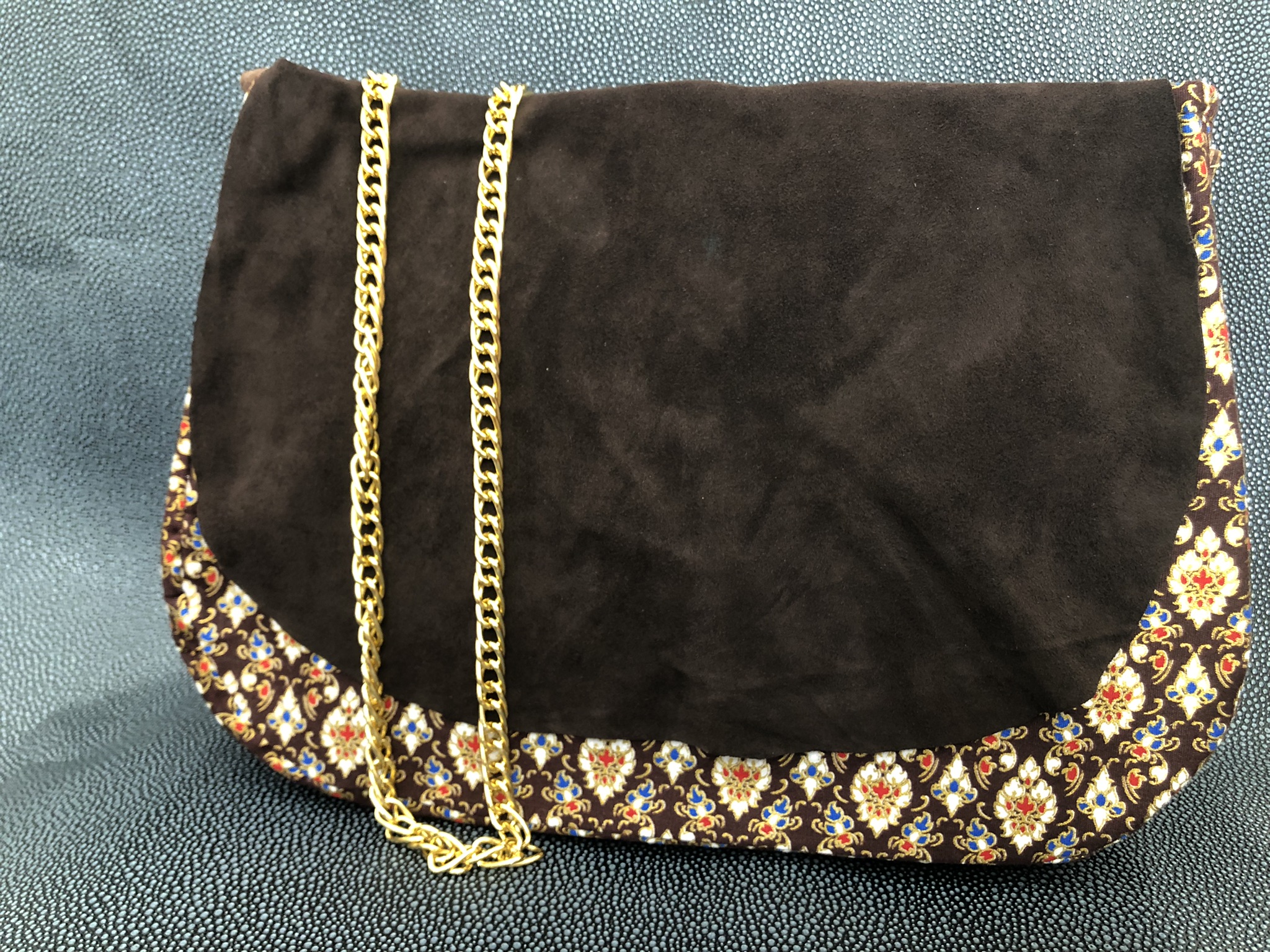 sac besace, tissu et rabat de cuir, chaine metal, artisanat, handmade, pièce unique, doublure upcyclée, création originale