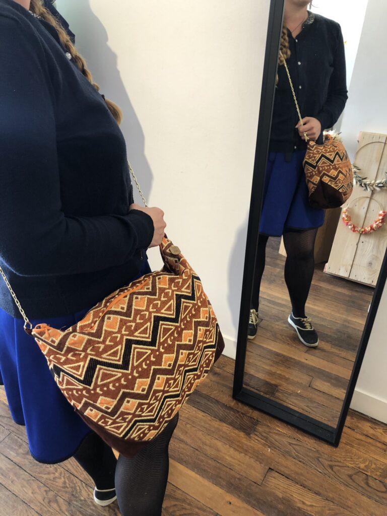 sac porté en bandouliere , tissu et empiecement de cuir, chaine metal, artisanat, handmade, pièce unique, doublure upcyclée, création originale