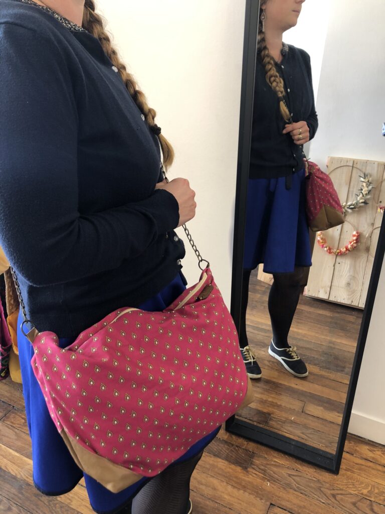 sac porté en bandouliere , tissu et empiecement de cuir, chaine metal, artisanat, handmade, pièce unique, doublure upcyclée, création originale