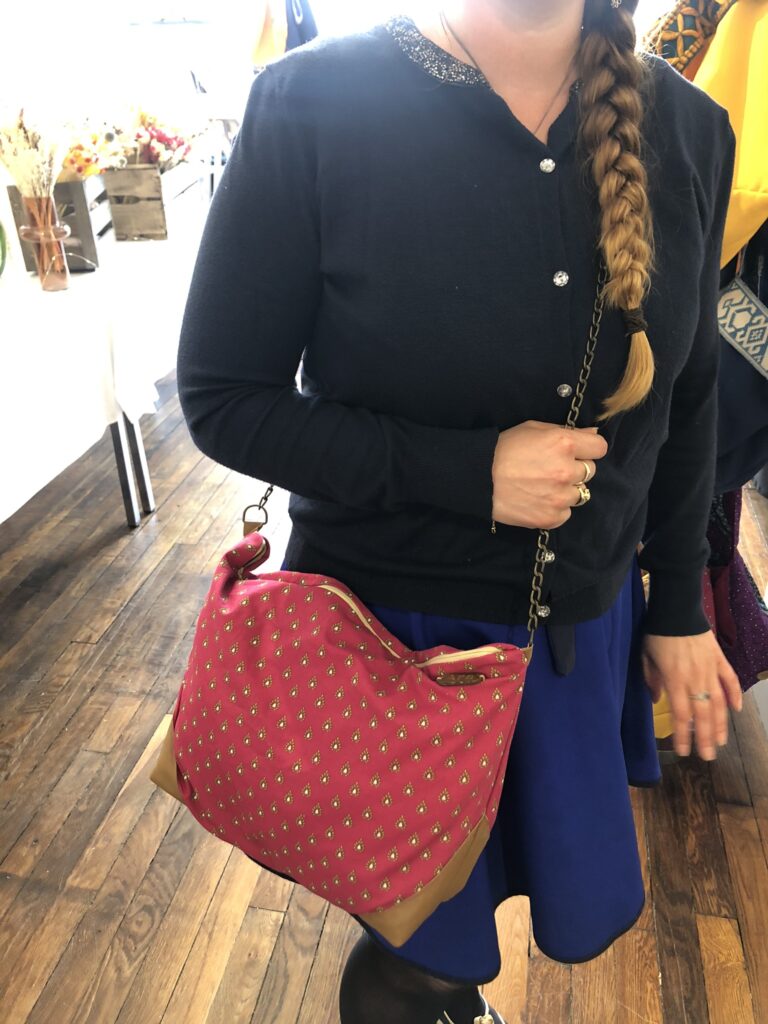 sac porté en bandouliere , tissu et empiecement de cuir, chaine metal, artisanat, handmade, pièce unique, doublure upcyclée, création originale